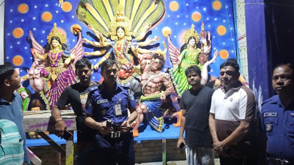 পশ্চিম বাইশপুর সর্বজনীন দুর্গা মন্দির পরিদর্শন করছেন ওসি সালেহ আহাম্মদ